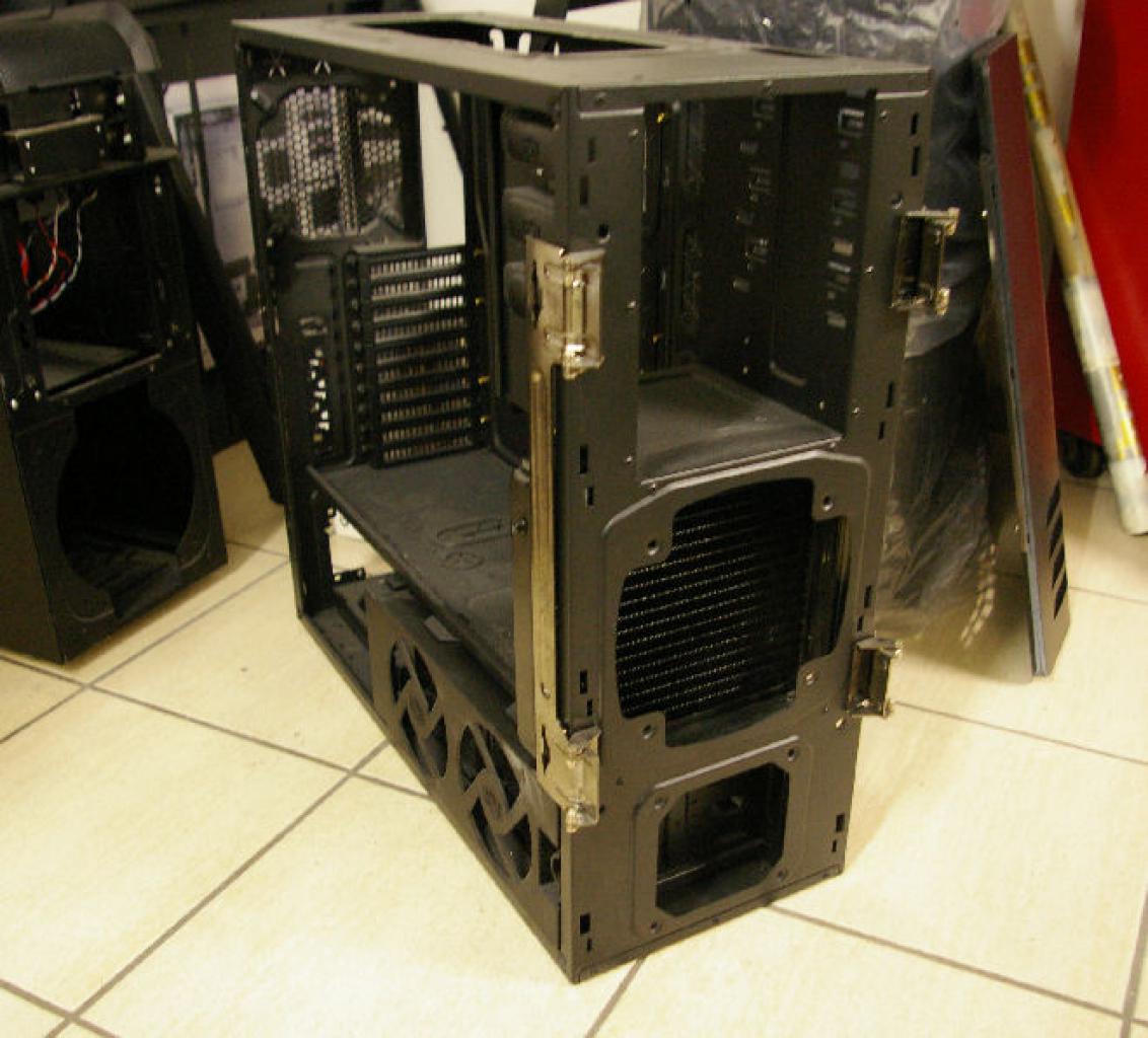 [13/01/2012] Mutiges Casemod-Projekt mit Prototyp-Gehäuse: Zwei PCs in einem Tower (34)