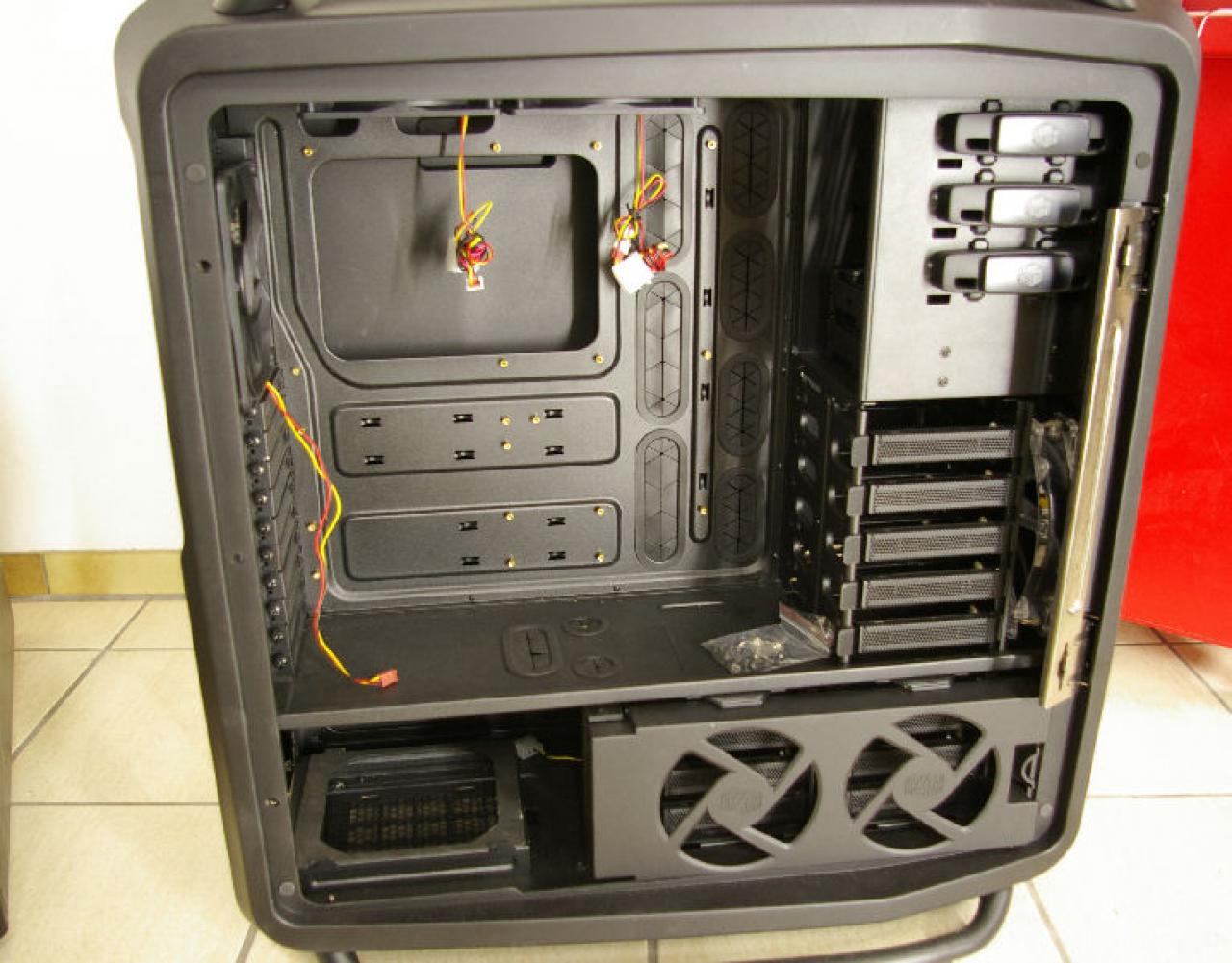 [13/01/2012] Mutiges Casemod-Projekt mit Prototyp-Gehäuse: Zwei PCs in einem Tower (6)