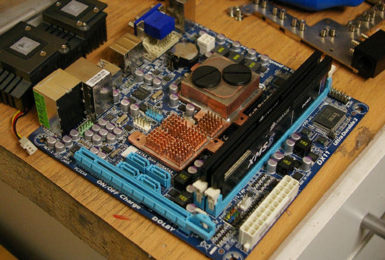 [13/01/2012] Mutiges Casemod-Projekt mit Prototyp-Gehäuse: Zwei PCs in einem Tower (40)