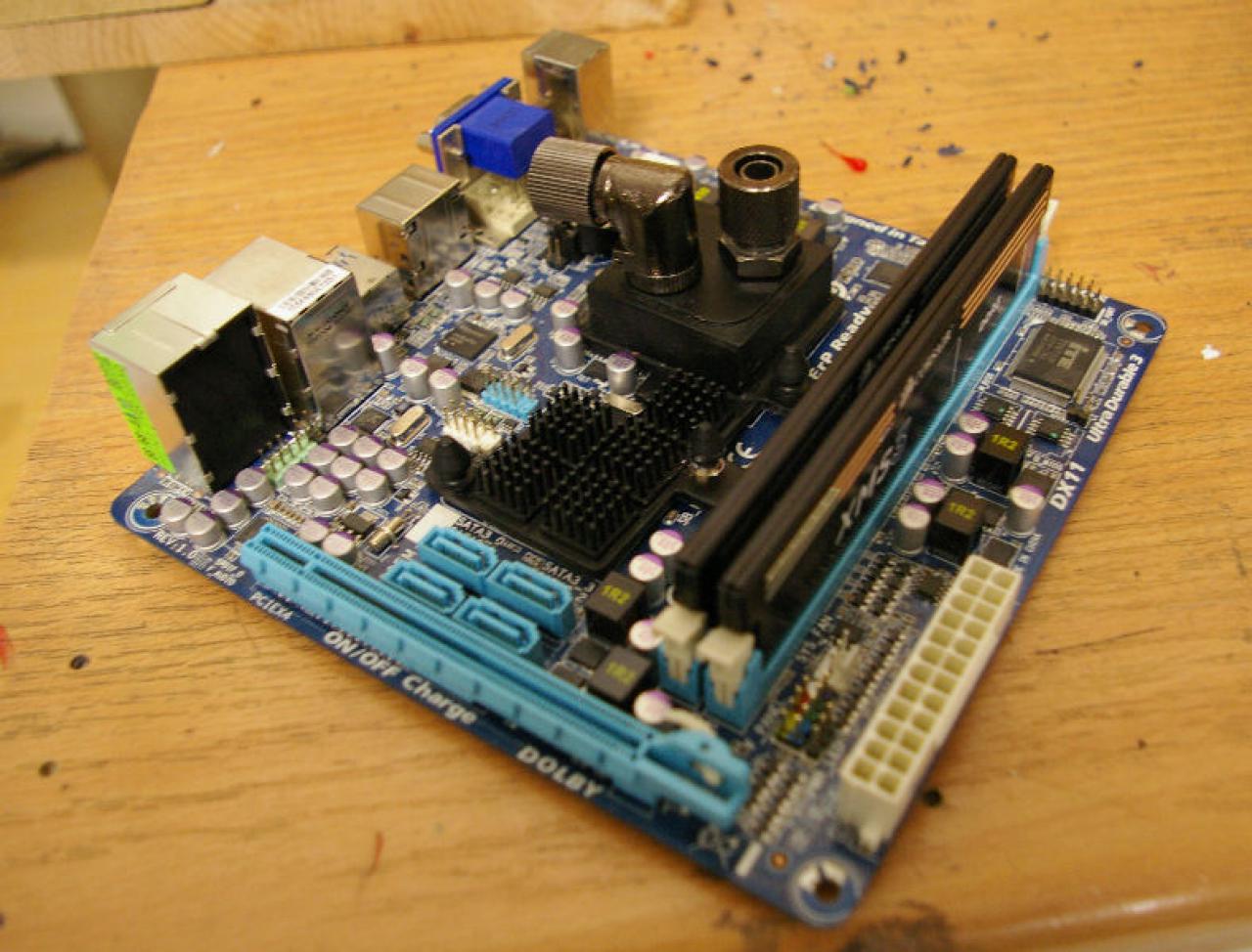 [13/01/2012] Mutiges Casemod-Projekt mit Prototyp-Gehäuse: Zwei PCs in einem Tower (45)