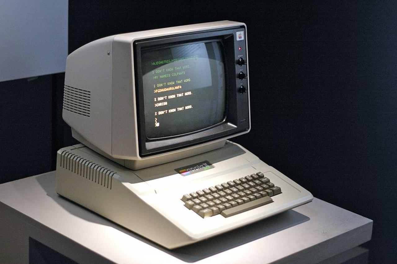 [27/01/2012] Apple II - der Nachfolger des Apple I wurde ab 1977 mit der VisiCalc-Software angeboten und öffnete Apple die Tür für den Business-Markt. Apple II - der Nachfolger des Apple I wurde ab 1977 mit der VisiCalc-Software angeboten und öffnete Apple die Tür für den Business-Markt. Dieses Bild basiert auf dem Bild Apple II aus der freien Mediendatenbank Wikimedia Commons und steht unter der GNU-Lizenz für freie Dokumentation. Der Urheber des Bildes ist Marcin Wichary.