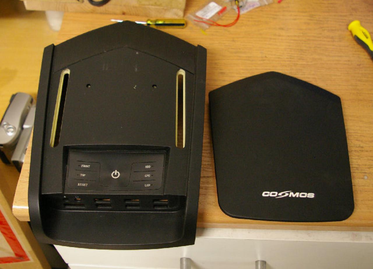 [13/01/2012] Mutiges Casemod-Projekt mit Prototyp-Gehäuse: Zwei PCs in einem Tower (9)