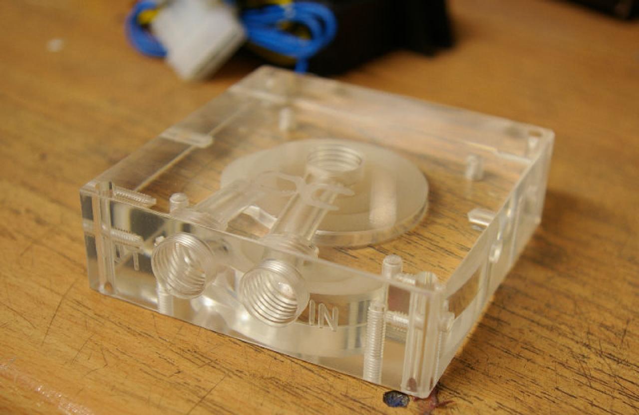 [13/01/2012] Mutiges Casemod-Projekt mit Prototyp-Gehäuse: Zwei PCs in einem Tower (56)