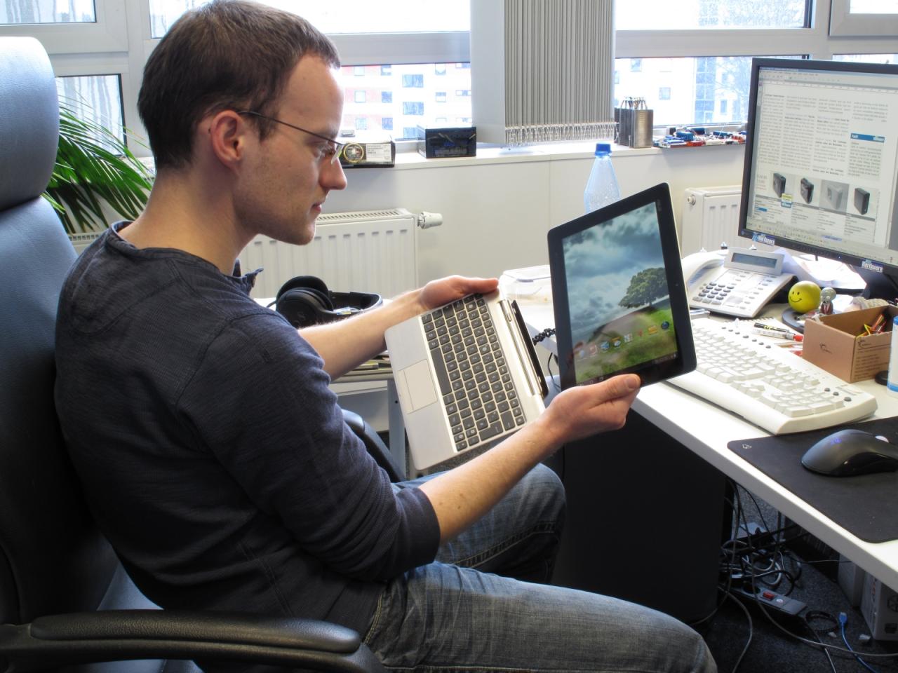 [13/01/2012] Aus eins macht zwei oder so ähnlich. Jedenfalls ist unser Daniel Möllendorf ganz fasziniert von dem neuen Asus Eee Pad Transformer Prime. Und das beste ist: hier brauch er mal nicht schrauben und basteln wie an seinen Gehäusen. 