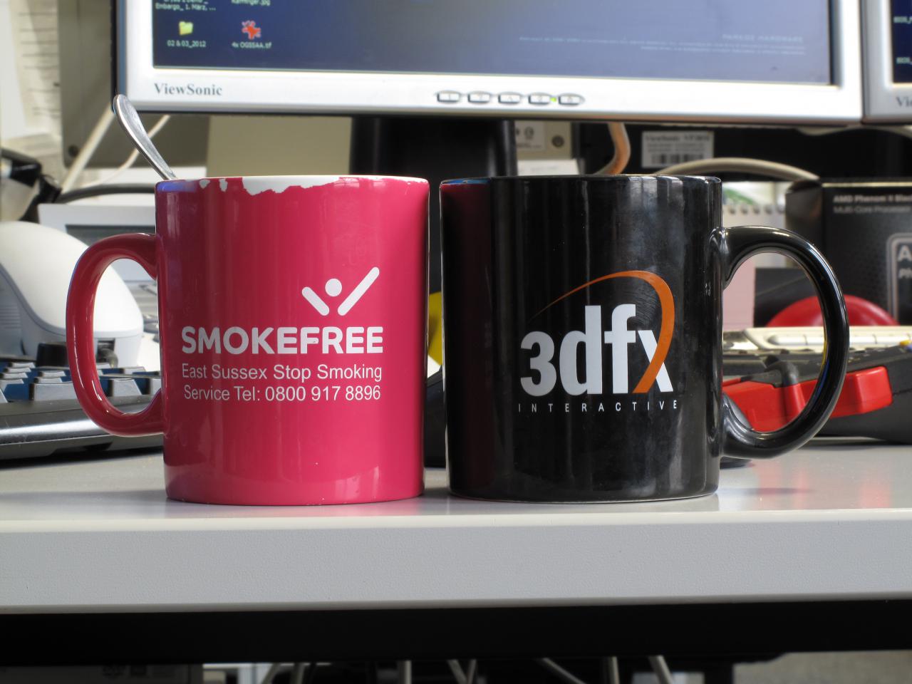 [27/01/2012] Grafikkartenexperte Raffael Vötter steckt in einer Krise - aus welchem Becher der Kaffee wohl besser schmeckt?