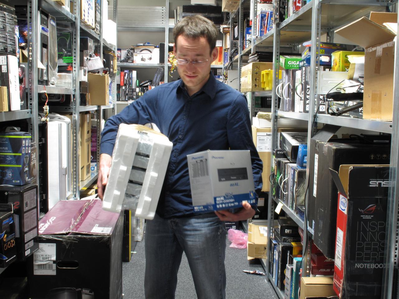 [27/01/2012] Zwanzig wären ja noch okay gewesen... Sage und schreibe fünfzig Laufwerke wird Kollege Daniel Möllendorf für die kommende Aussage testen - Das Testlabor hat er für die kommenden Wochen bereits ausgebucht :-)
