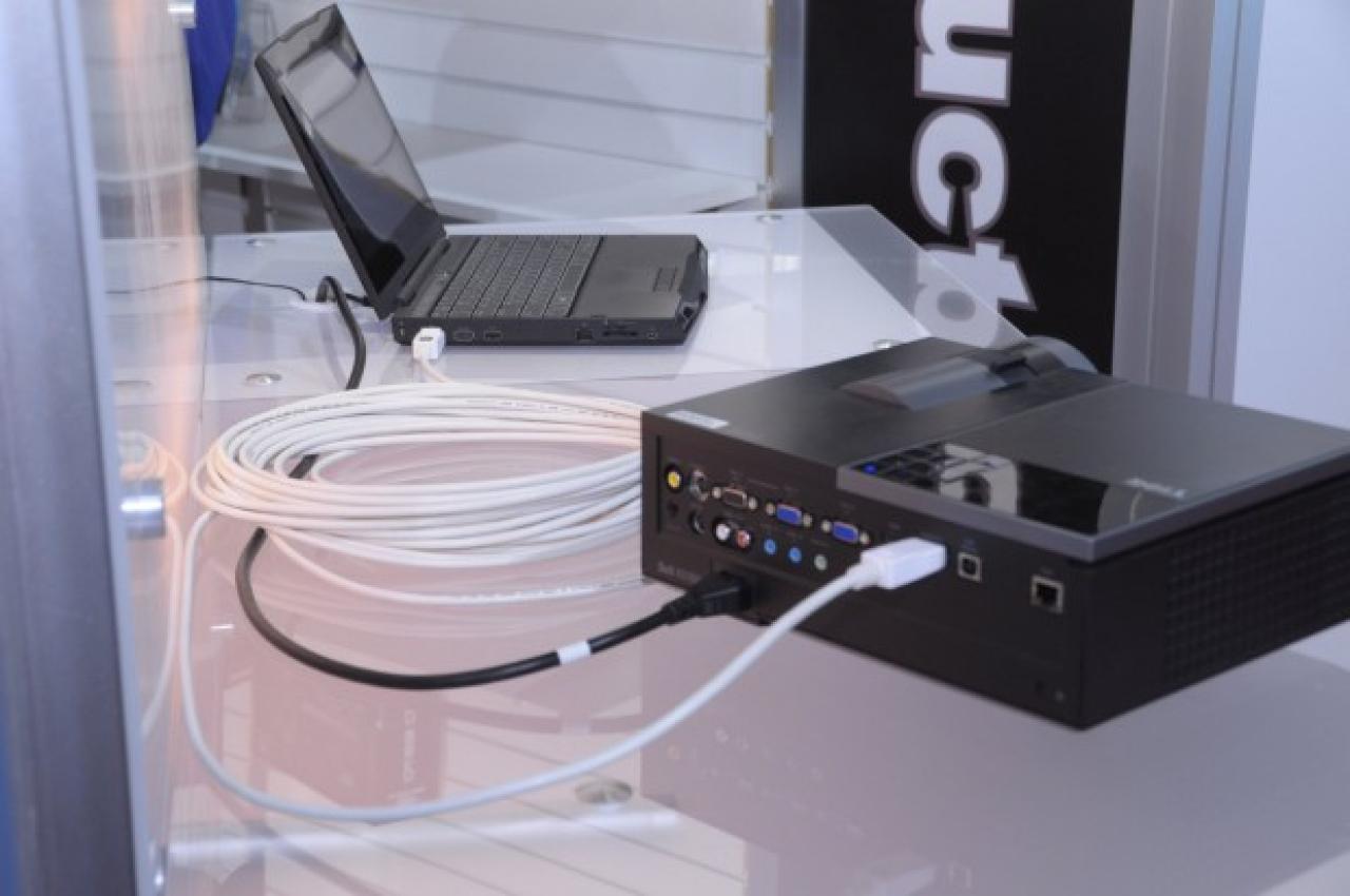 [17/01/2012] CES 2012: Daisy-Chaining erlaubt theoretisch bis zu 63 Monitore an nur einer Grafikkarte. (1)
