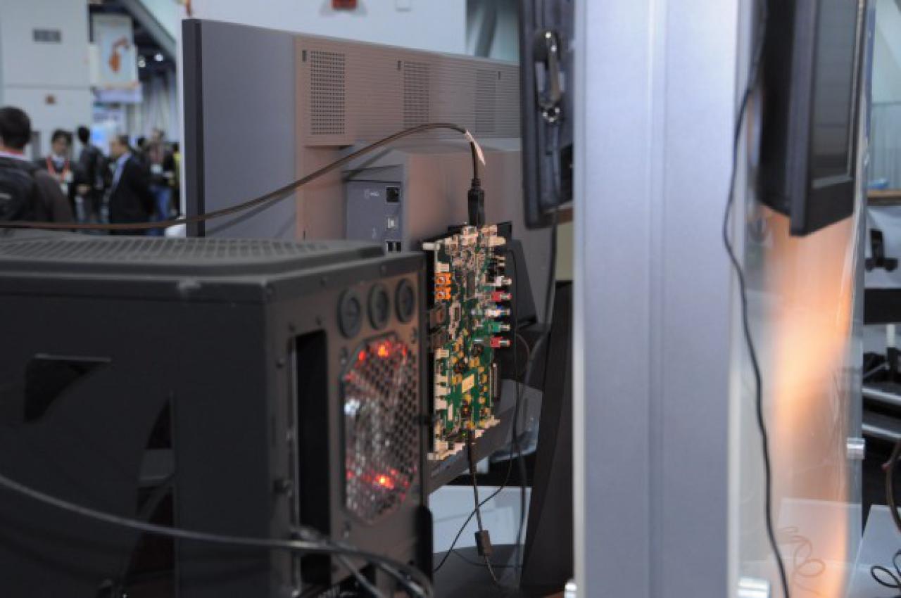 [17/01/2012] CES 2012: Daisy-Chaining erlaubt theoretisch bis zu 63 Monitore an nur einer Grafikkarte. (2)