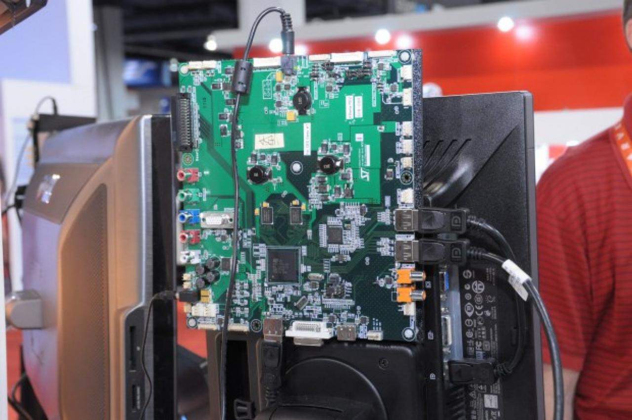[17/01/2012] CES 2012: Daisy-Chaining erlaubt theoretisch bis zu 63 Monitore an nur einer Grafikkarte. (5)