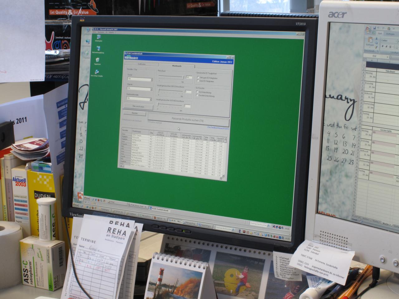 [13/01/2012] Hier wird noch selbst entwickelt. An Chris' Arbeitsplatz entsteht in reiner Programmier-Handarbeit die neue PCGH-Testdatenbank. Wie heißt es doch so schön, ein gutes Haus vergisst nichts:)