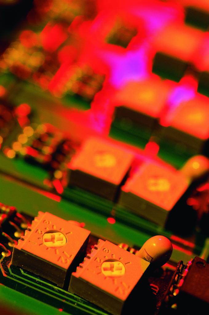 [18/01/2012] Harmlos verhielt sich das Programm Animal für UNIVAC 1108-Rechner. Eigentlich handelt es sich dabei um einen Trojaner, denn das Programm spionierte die Bedienkraft aus, indem er ihr Fragen stellte, um so herauszufinden, an welches Tier er gerade denkt. Während der Nutzer die Fragen nach bestem Wissen und Gewissen beantwortete, mogelte sich Animal in alle Verzeichnisse, auf die der Nutzer Zugriff hatte. 