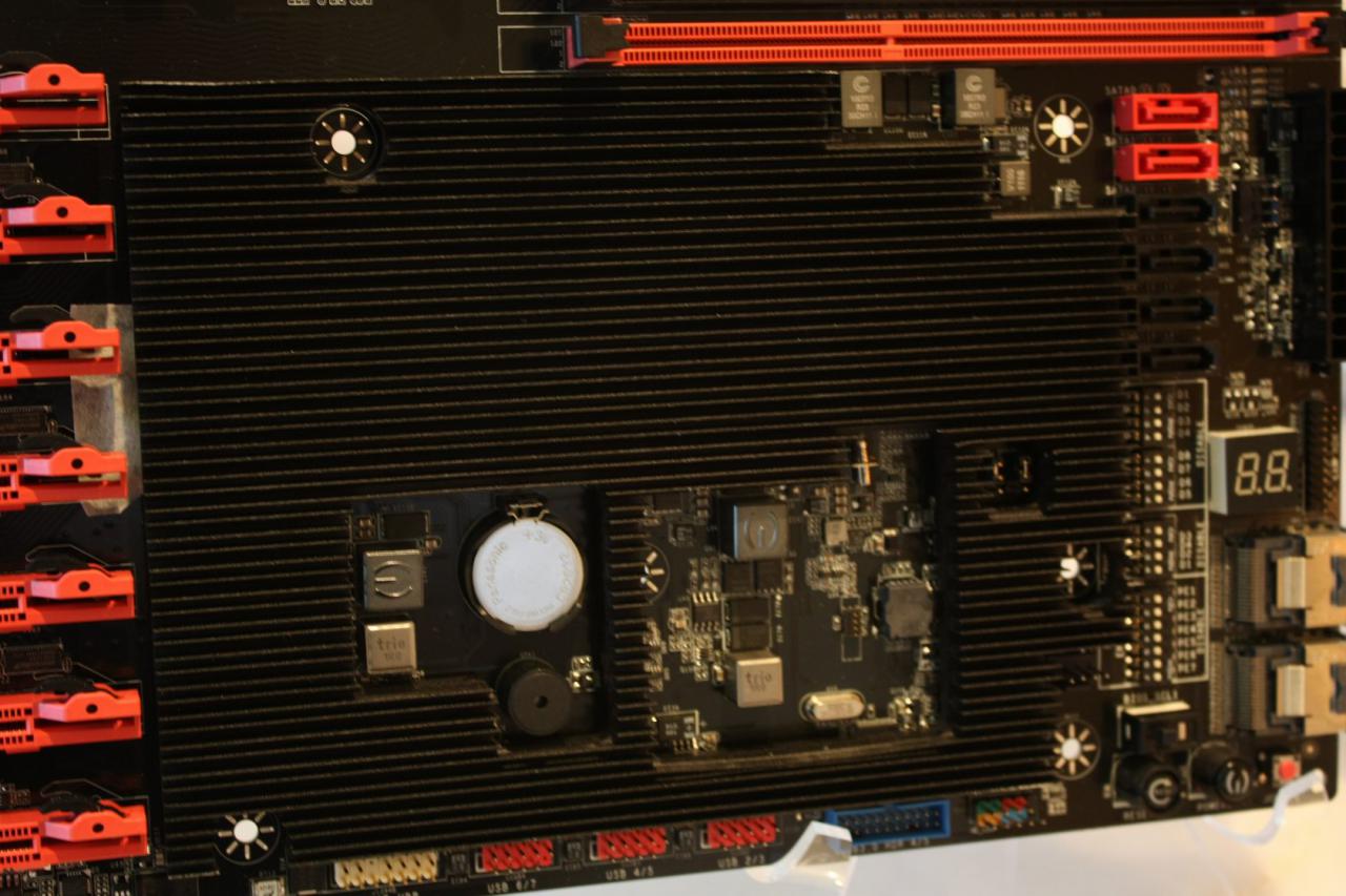 [13/01/2012] EVGA SR-X Dual-Sockel-2011-Motherboard (6)