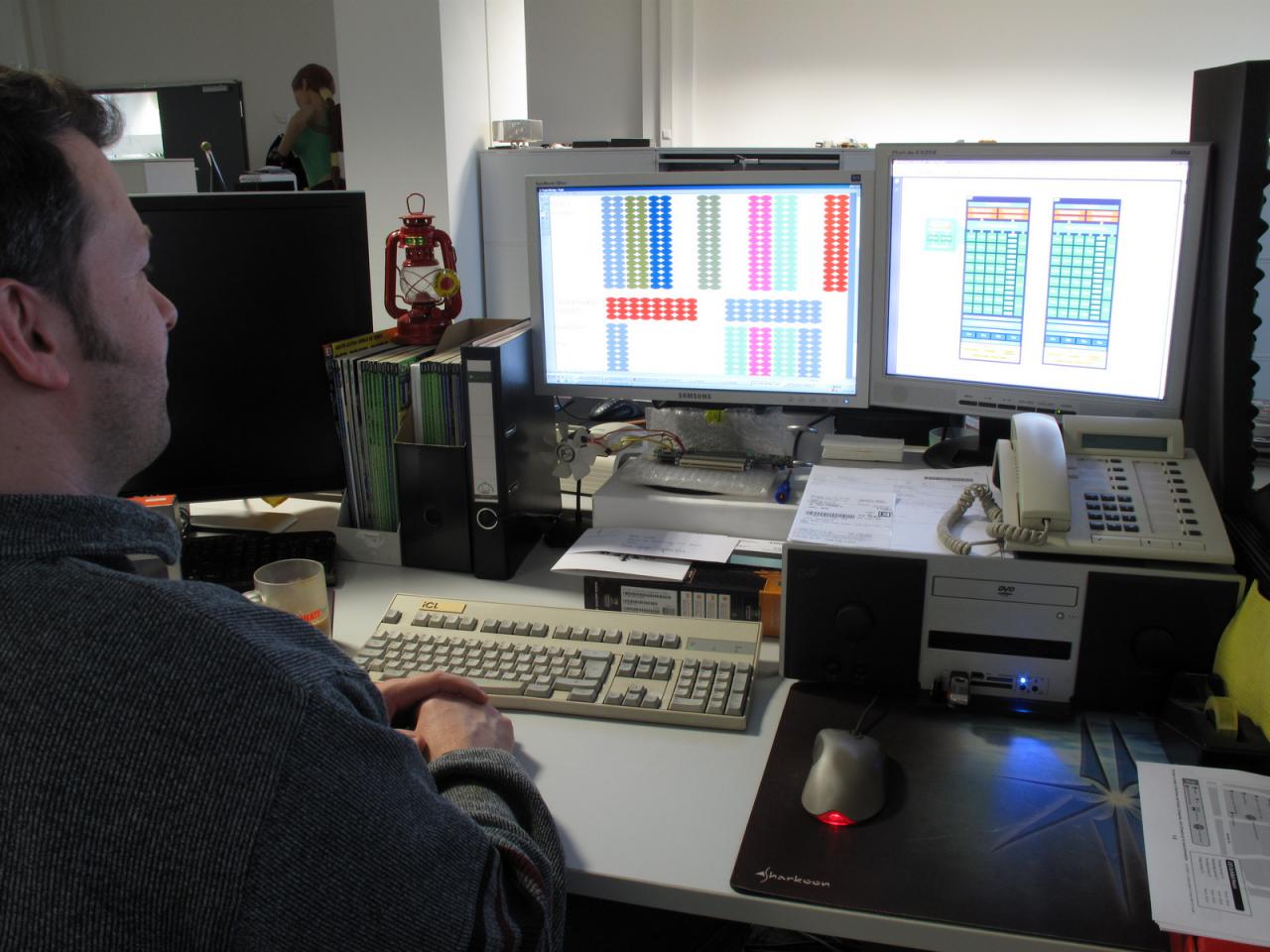 [05/01/2012] Carsten probt weder für einen Malkurs am PC noch spielt er ein Browserspiel, bei dem bunte Pünktchen sortiert werden müssen. Mit selbst erstellten Diagrammen will er Ihnen die Architektur sowie technische Details zu AMDs neuem Tahiti-Chip visuell näher bringen. 