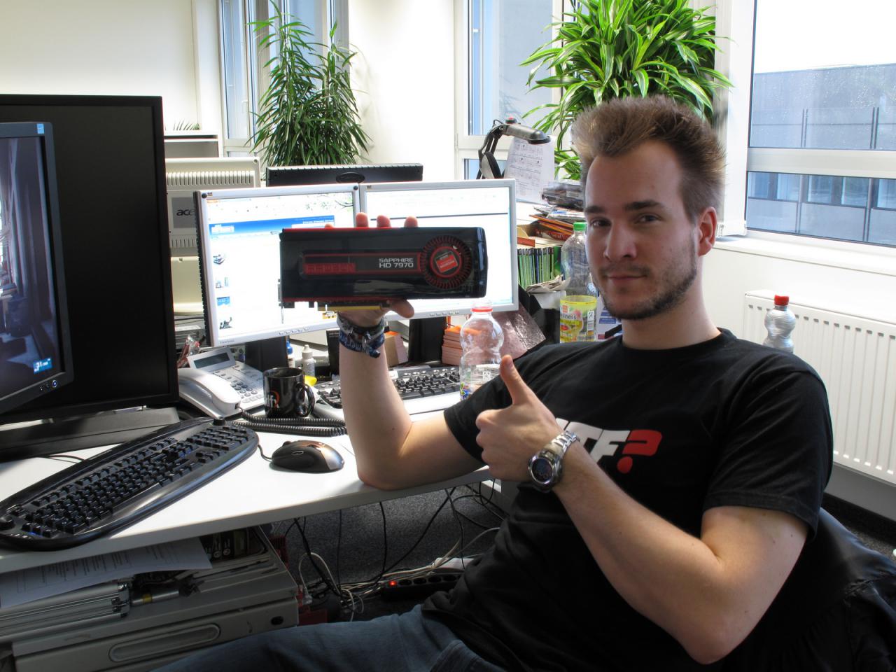 [05/01/2012] Was für ein feines Teil das doch ist, und auch noch so schnell, denkt 3Dfx-Guru Raff sich und posiert stolz mit einer HD 7970. Beim Gedanken an den Benchmark-Marathon für der Praxisartikel stehen Ihm aber jetzt schon die Haare zu Berge - zugegeben, das war jetzt ein Kalauer! 