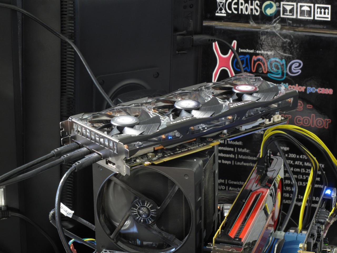 [05/01/2012] Diese GTX 580 aus Herrn Vötters VGA-Kuriositäten-Kabinett wird jetzt schon von seinen Schreibtischnachbarn, den Herren Stöwer und Spille gehasst. Die drei Luftquirle produzieren bestimmt ein besonders nerviges Getöse. 