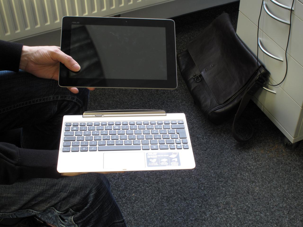 [05/01/2012] Das schmucke Asus-Netbook hat Lars doch wohl nicht kaputt gemacht? Mitnichten, denn der Bildschirm des eee Transformer Prime lässt sich auch ohne grobe Gewalteinwirkung abnehmen und als Tablet-PC einsetzen. 