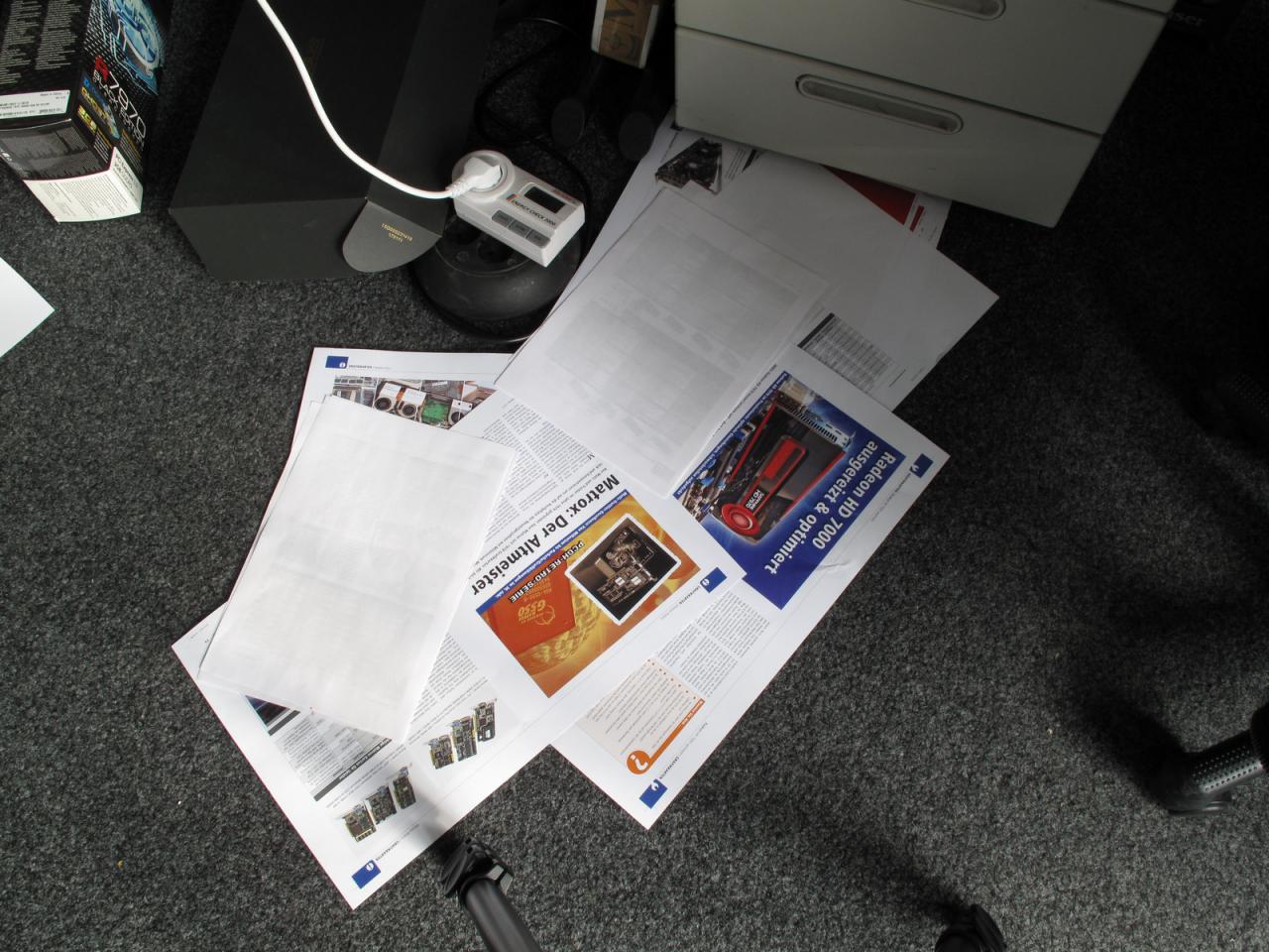 [20/01/2012] Für diese Artikelausdrucke, die eigentlich zur Kontrolle in Thilos Büro sollen, war vermutlich auf Raffs mit lauter HD 7970-Karten und insgesamt fünf Monitoren zugestelltem Schreibtisch einfach kein Platz mehr. Oder war er etwas so genervt, dass er sie einfach auf den Boden geschmissen hat? 