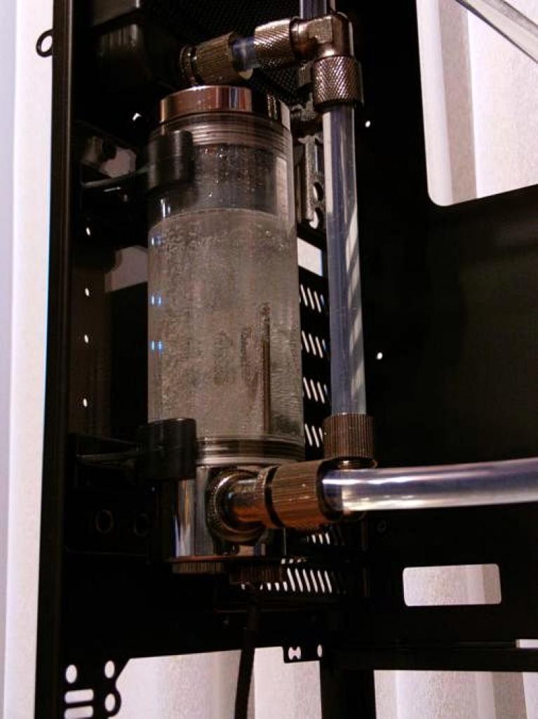 [23/01/2012] Update mit Netzteiltestgerät, Wakü-580 und schickem Triple-Radiator (13)