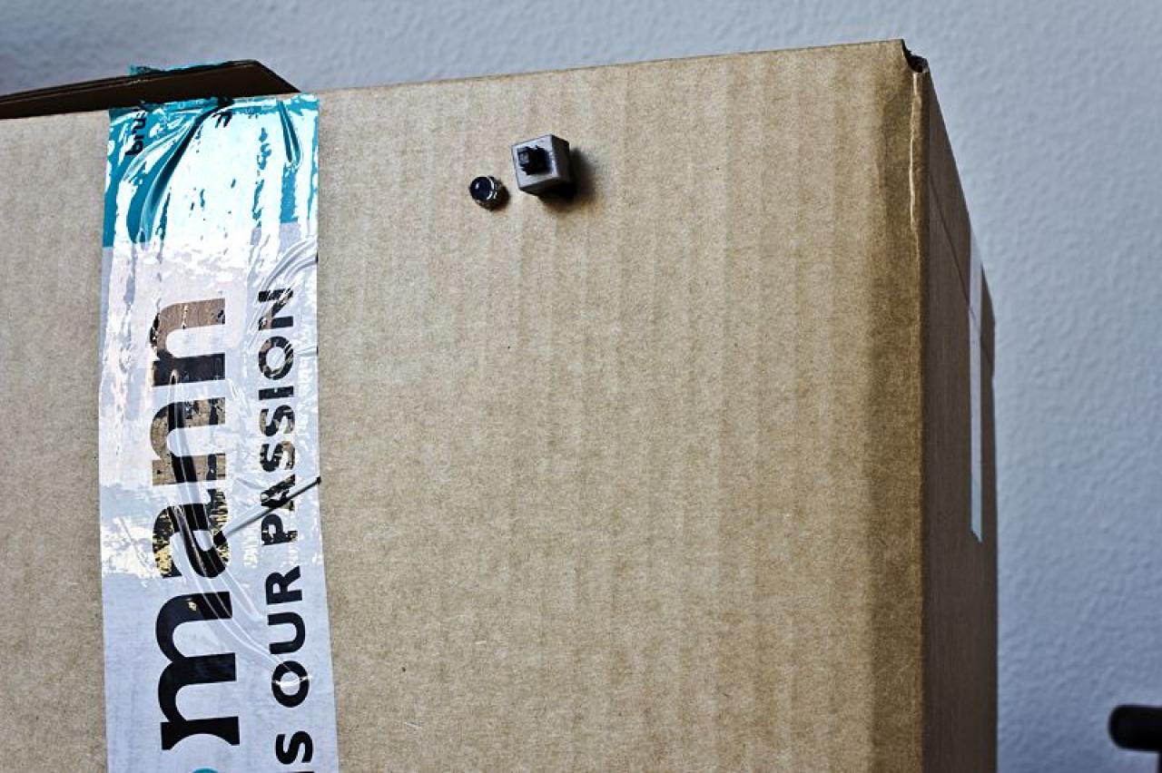 [24/01/2012] Update: Kartongehäuse und winziges Netzteil (4)
