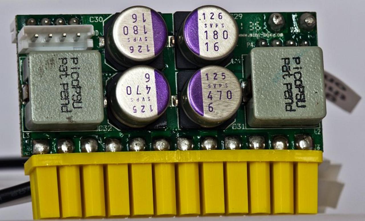 [24/01/2012] Update: Kartongehäuse und winziges Netzteil (12)
