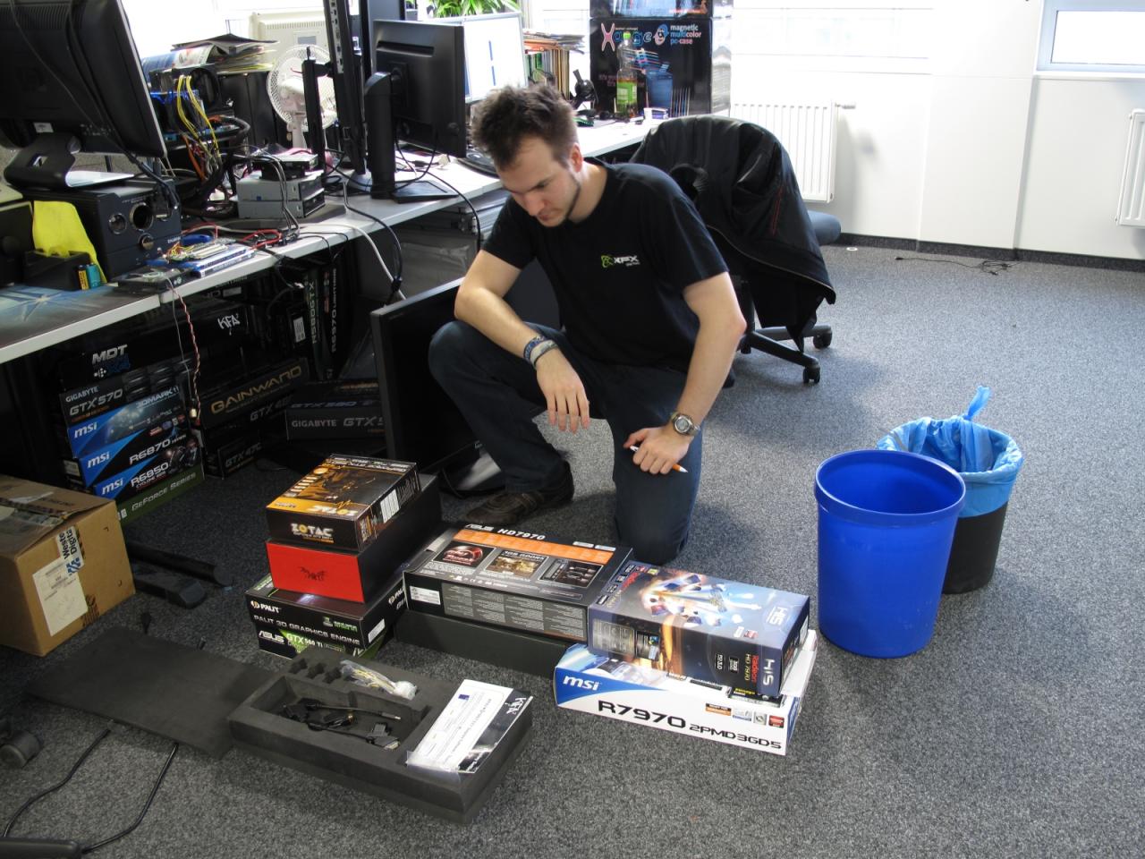 [13/01/2012] An Raffs Arbeitsplatz sieht es nach seinen Praxistests aus wie auf einem türkischen Basar für HD 7970 Grafikkarten...