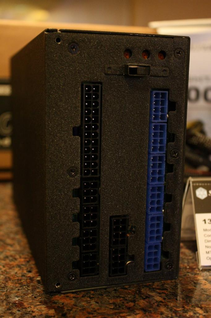 [14/01/2012] Silverstone Zeus Netzteile (2)