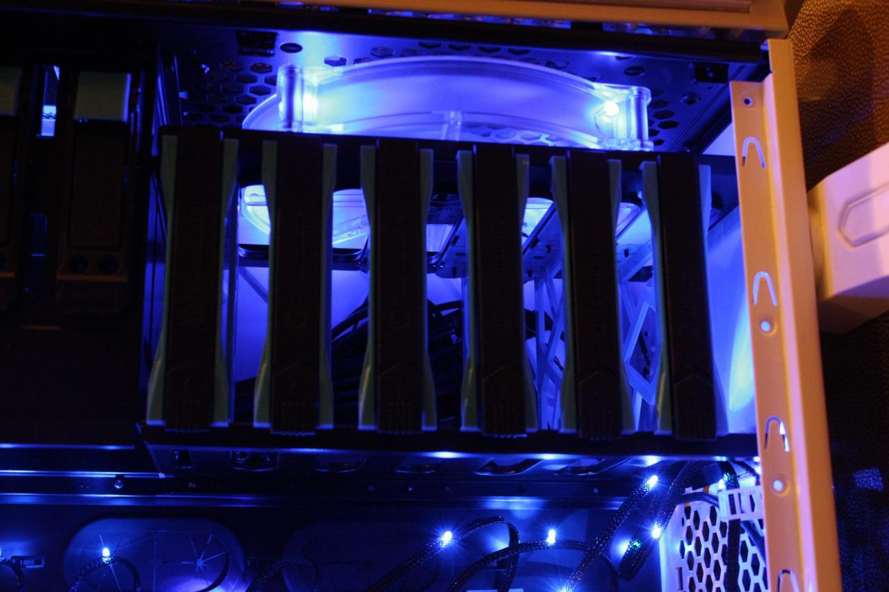 [11/01/2012] Thermaltake Armor Revo Snow Edition (3)