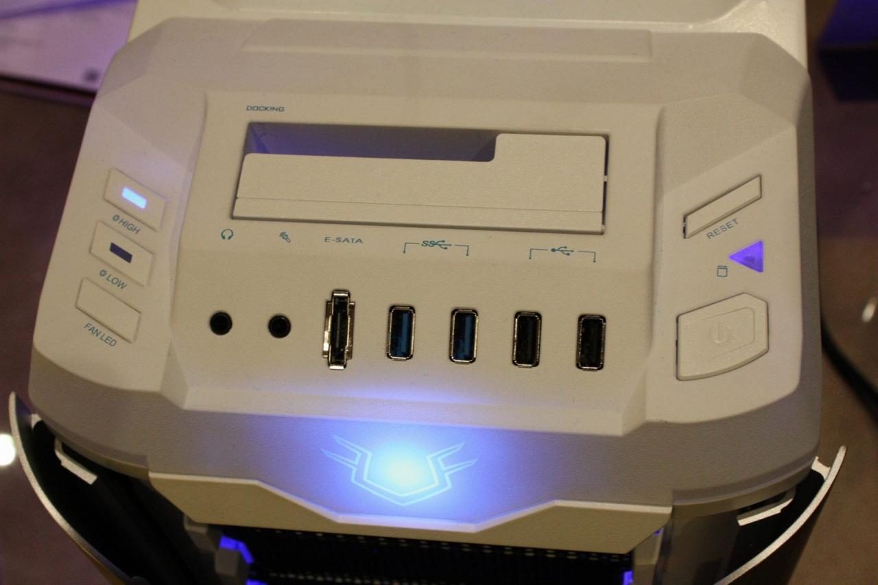 [11/01/2012] Thermaltake Armor Revo Snow Edition (7)