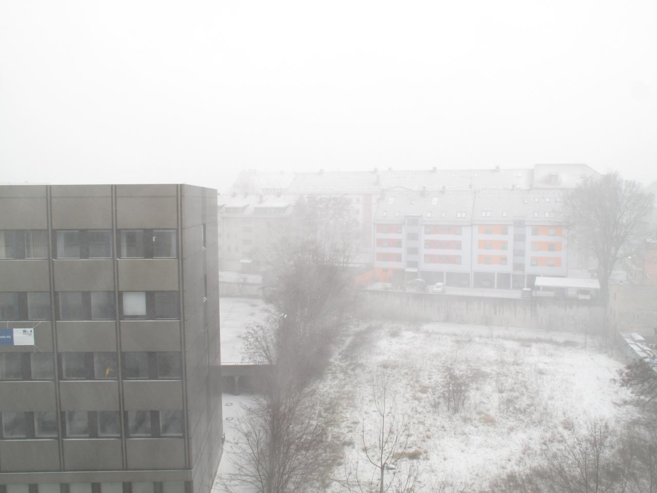 [13/01/2012] Geht hier die Welt unter? So schlimm ist es zwar nicht, aber der Blick aus einem der Fenster in unserer Redaktion erinnern schon etwas an einen Blizzard (ganz ohne WoW und Co.). Da freut man sich doch immer - Raff ausgenommen - das unser Büro so gut beheizt ist