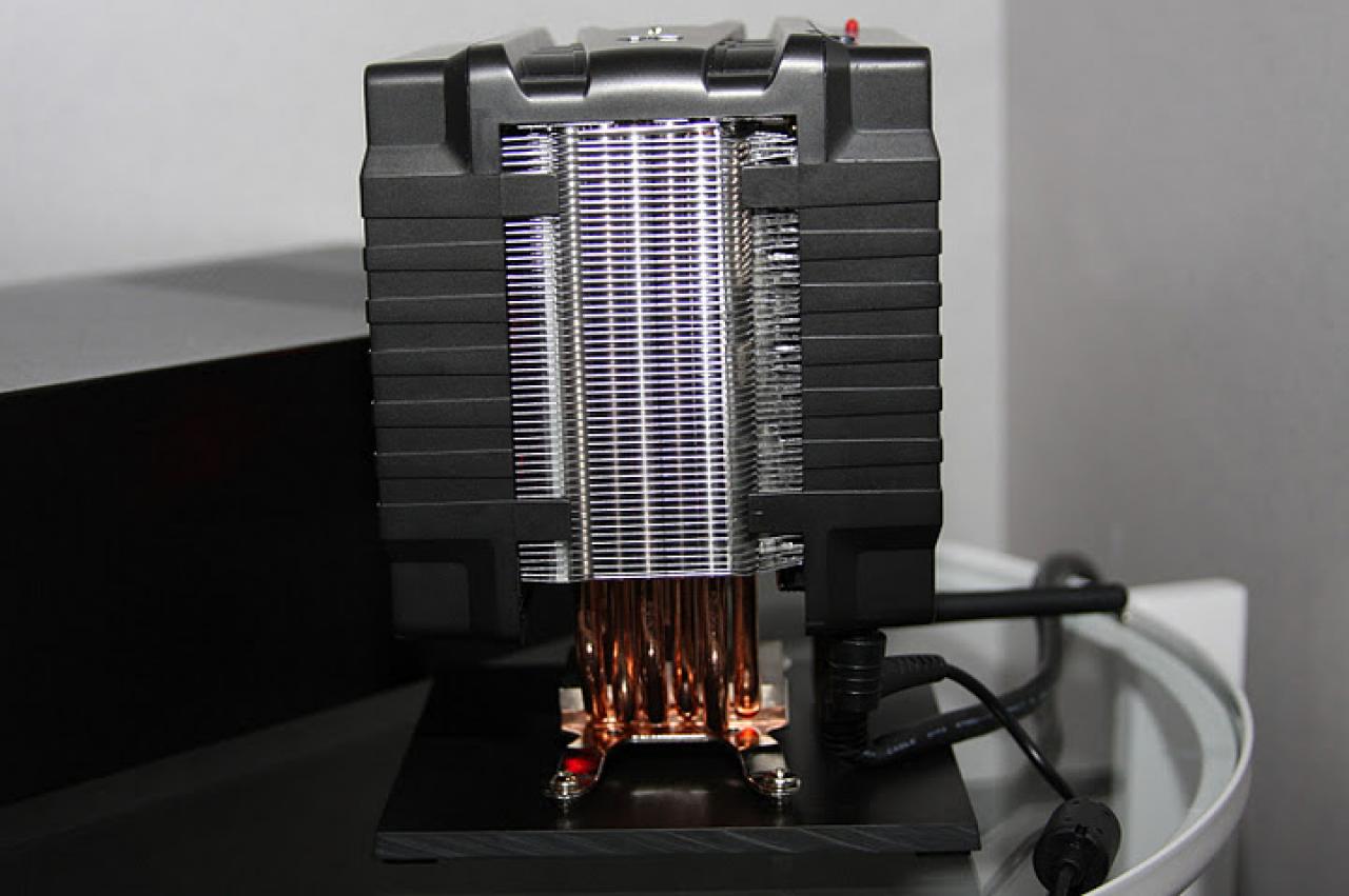 [13/01/2012] CES 2012: CPU-Kühler mit eingebautem Rechner lässt Nerd-Herzen höher schlagen. (3)