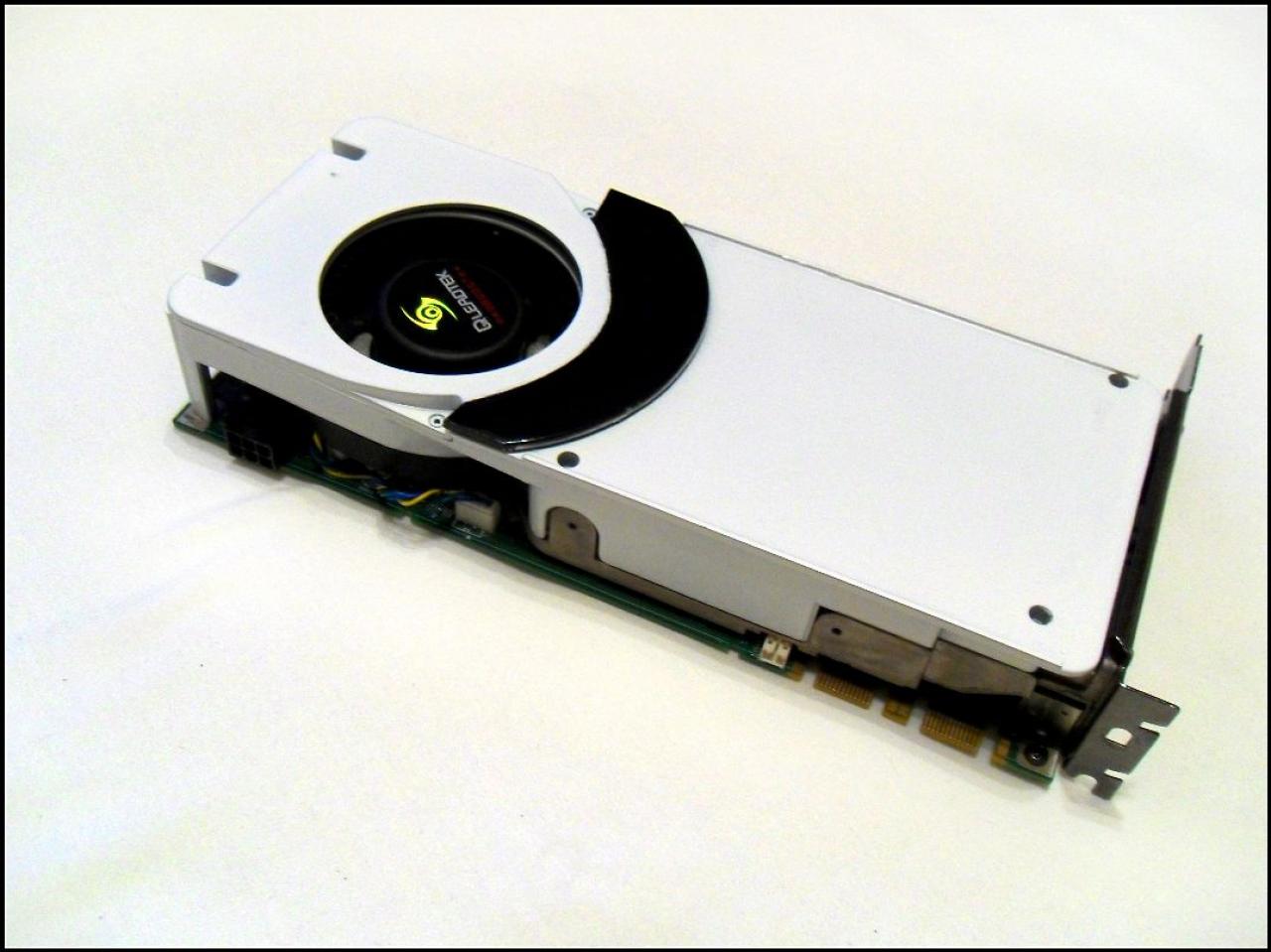 [04/01/2012] Schwarz-weiße Corsair-500R-Casemod: Mehr Kontrast geht nicht (2)