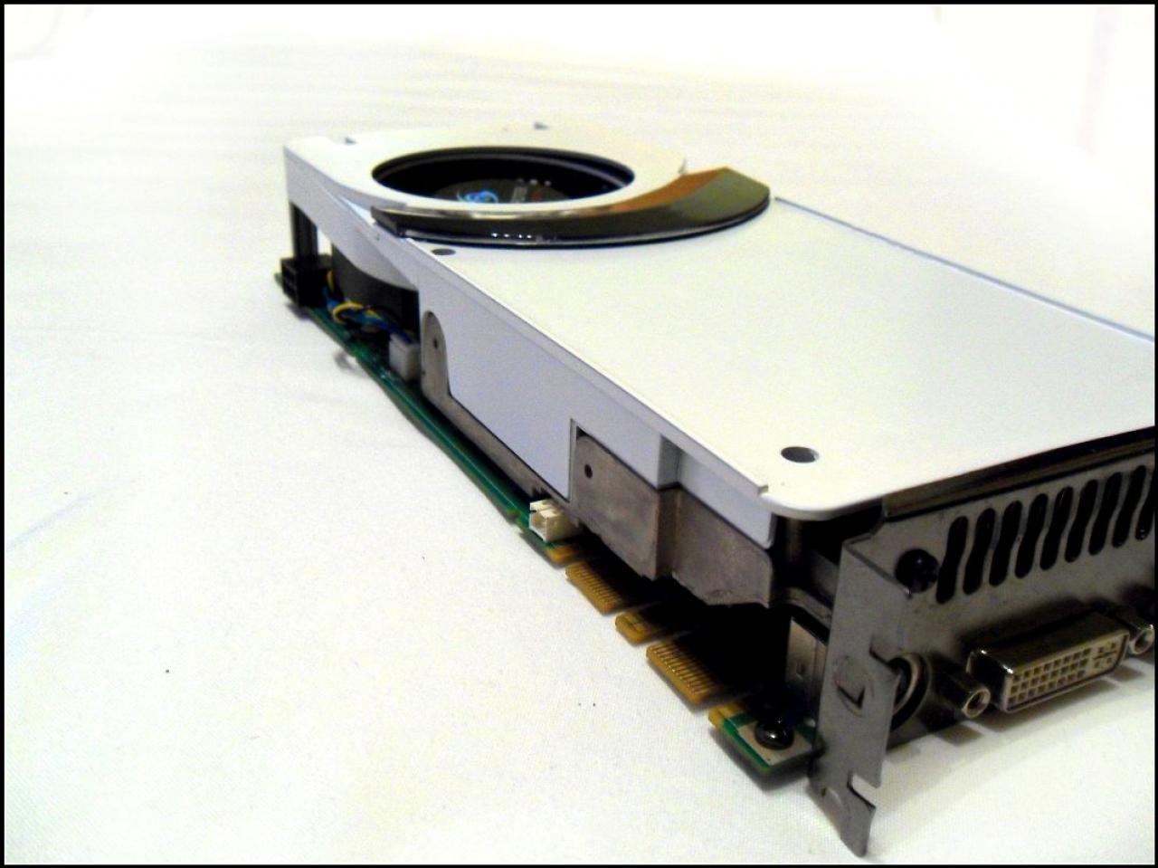 [04/01/2012] Schwarz-weiße Corsair-500R-Casemod: Mehr Kontrast geht nicht (24)