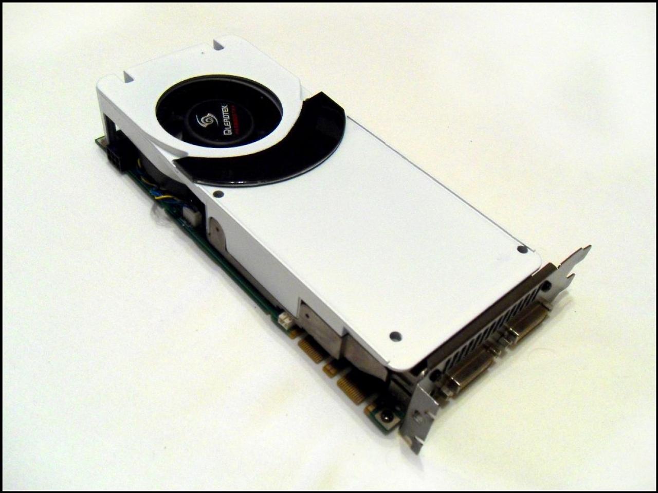 [04/01/2012] Schwarz-weiße Corsair-500R-Casemod: Mehr Kontrast geht nicht (26)