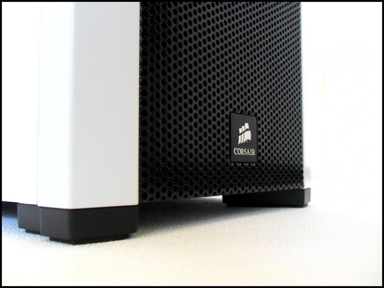 [04/01/2012] Schwarz-weiße Corsair-500R-Casemod: Mehr Kontrast geht nicht (27)