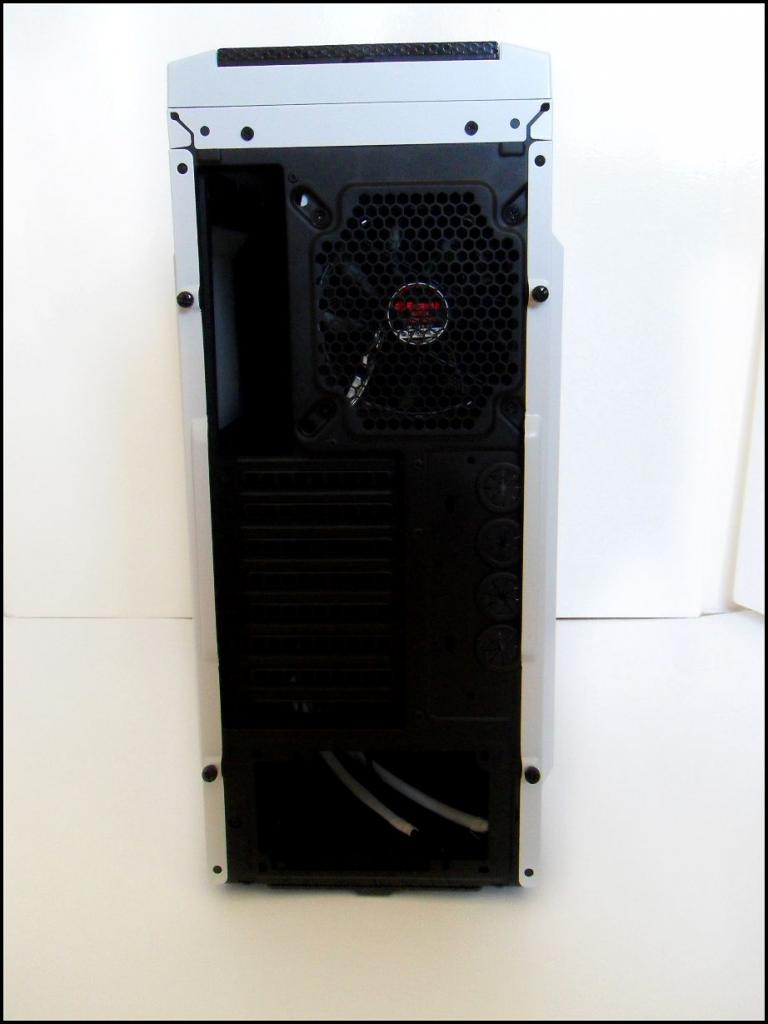 [04/01/2012] Schwarz-weiße Corsair-500R-Casemod: Mehr Kontrast geht nicht (29)