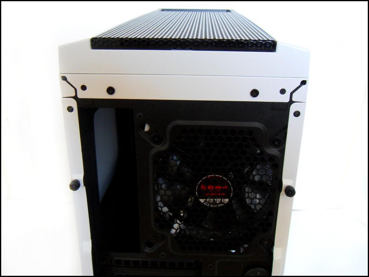 [04/01/2012] Schwarz-weiße Corsair-500R-Casemod: Mehr Kontrast geht nicht (30)