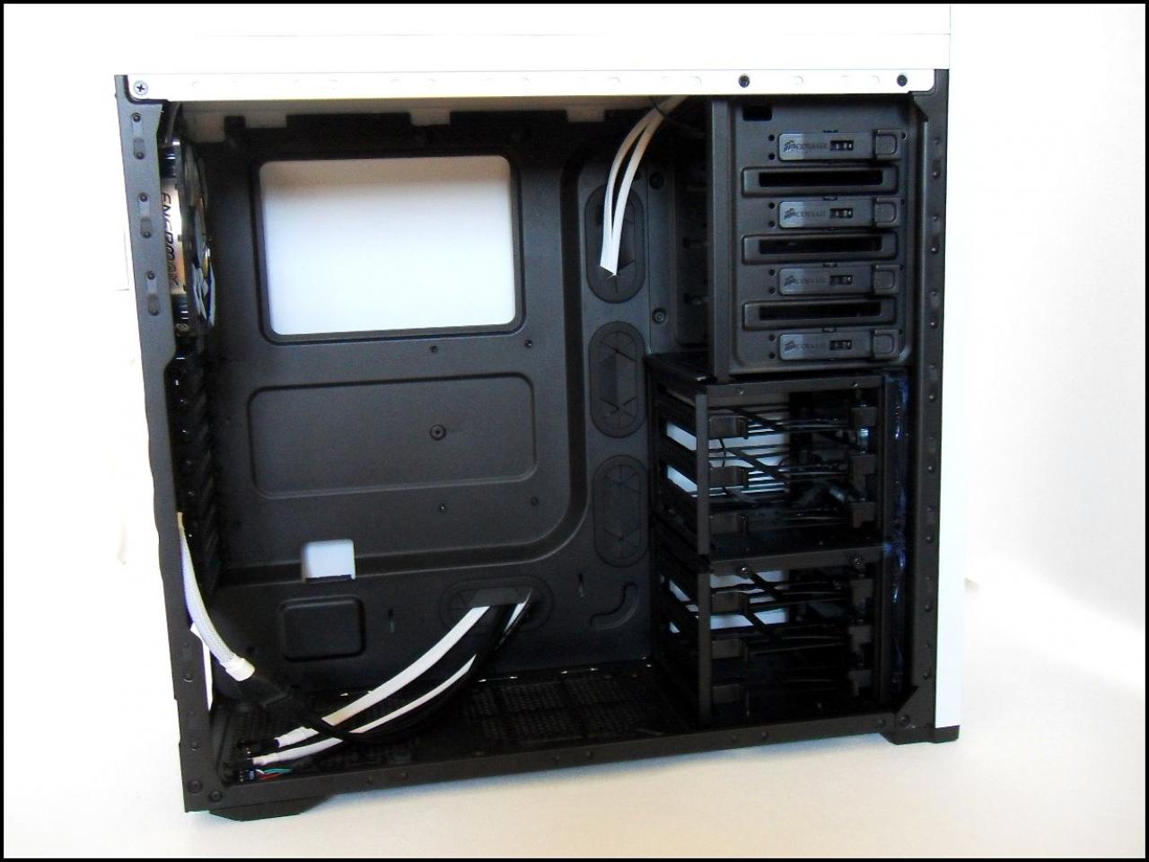[04/01/2012] Schwarz-weiße Corsair-500R-Casemod: Mehr Kontrast geht nicht (31)