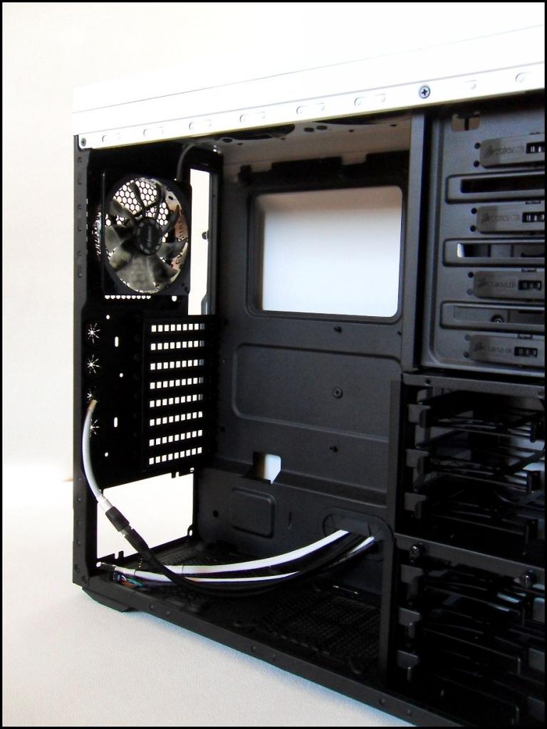 [04/01/2012] Schwarz-weiße Corsair-500R-Casemod: Mehr Kontrast geht nicht (32)
