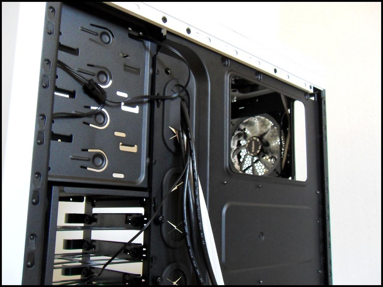 [04/01/2012] Schwarz-weiße Corsair-500R-Casemod: Mehr Kontrast geht nicht (36)