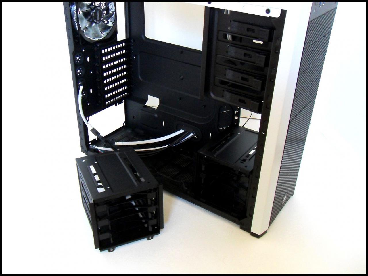 [04/01/2012] Schwarz-weiße Corsair-500R-Casemod: Mehr Kontrast geht nicht (38)