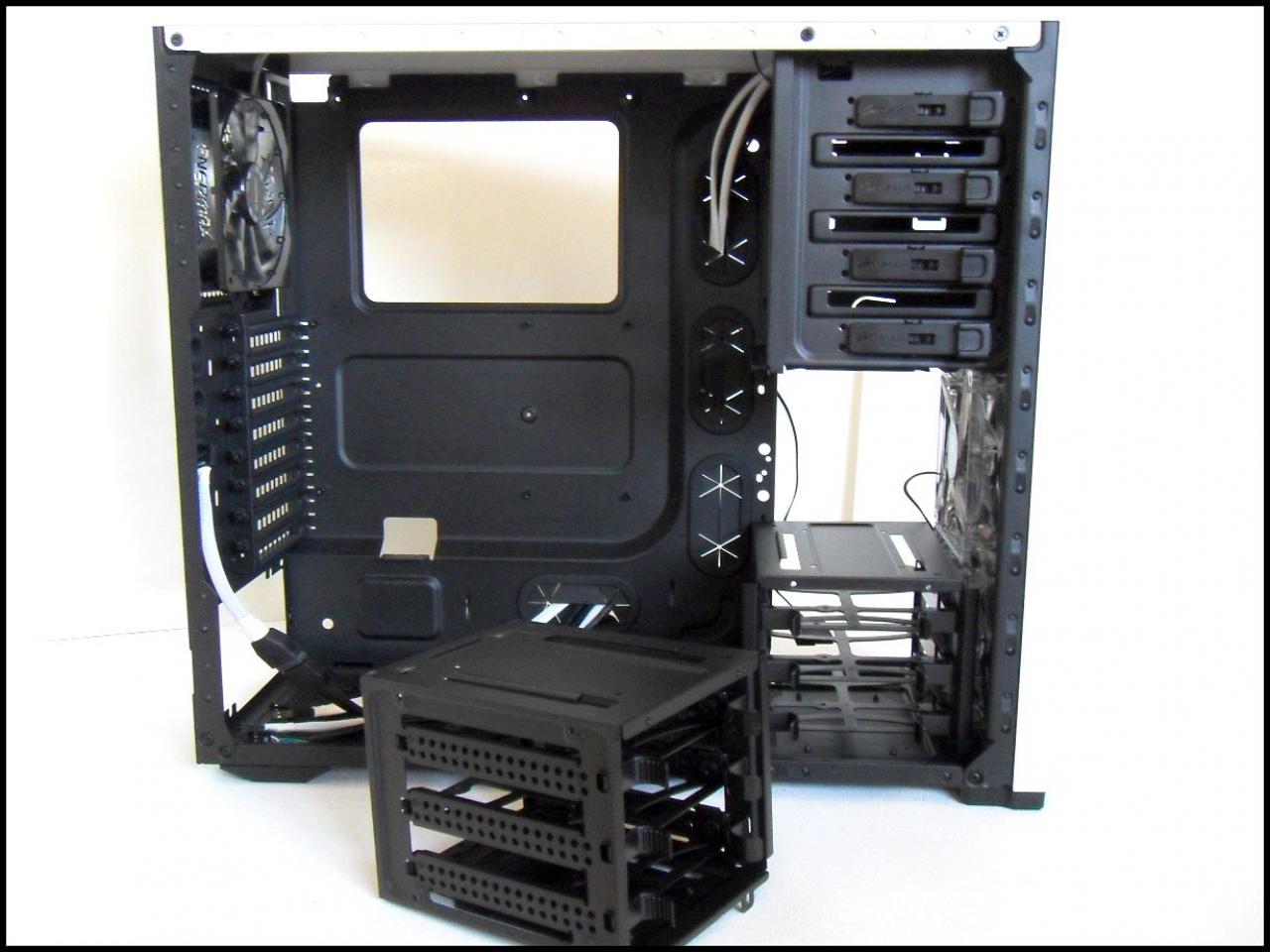 [04/01/2012] Schwarz-weiße Corsair-500R-Casemod: Mehr Kontrast geht nicht (39)