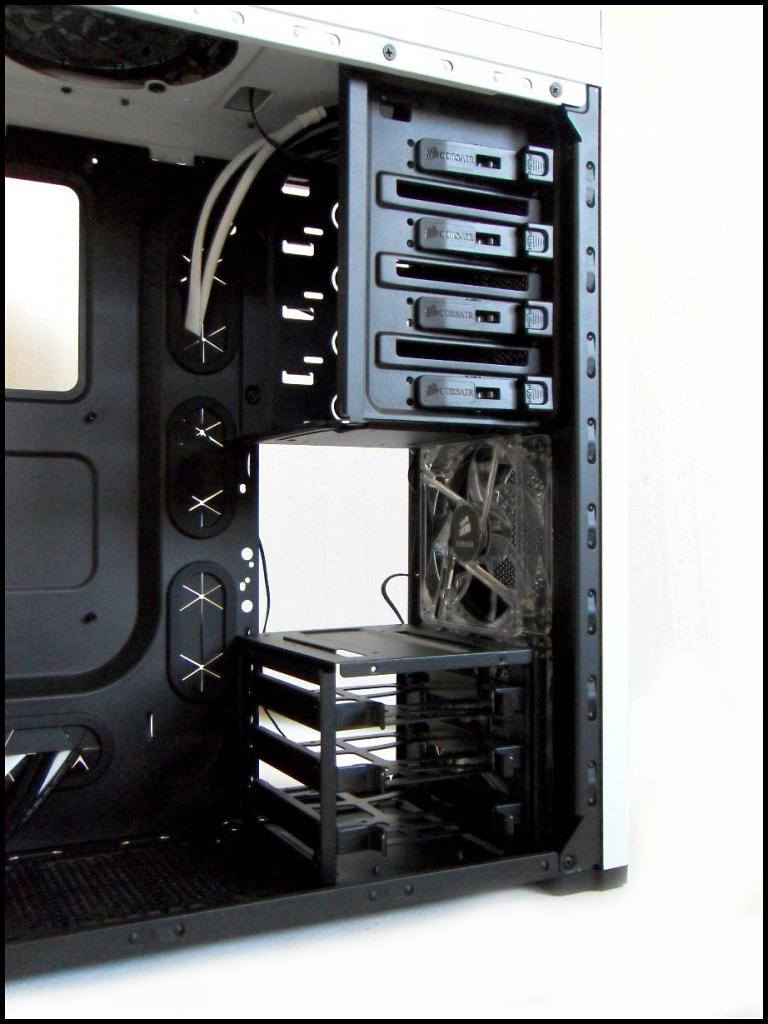 [04/01/2012] Schwarz-weiße Corsair-500R-Casemod: Mehr Kontrast geht nicht (40)