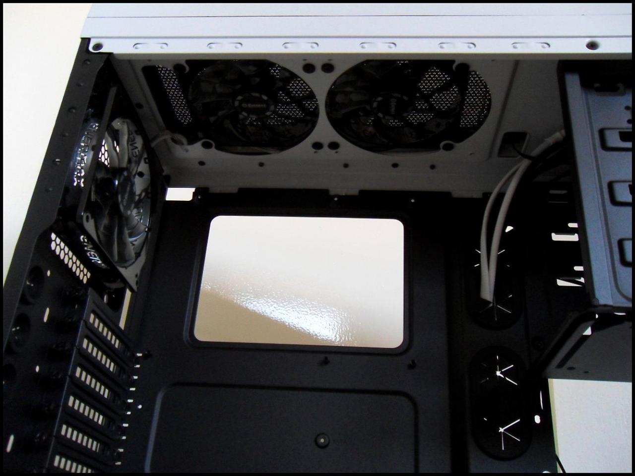 [04/01/2012] Schwarz-weiße Corsair-500R-Casemod: Mehr Kontrast geht nicht (41)