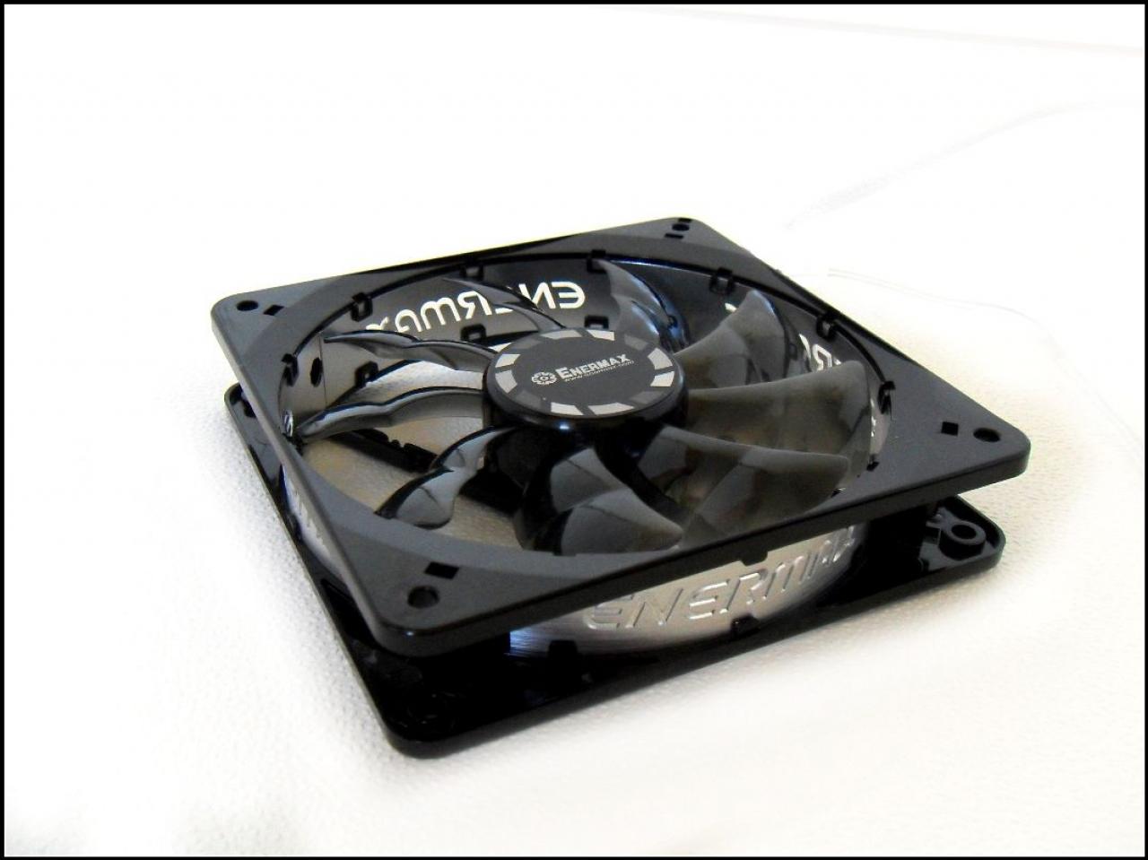 [04/01/2012] Schwarz-weiße Corsair-500R-Casemod: Mehr Kontrast geht nicht (42)