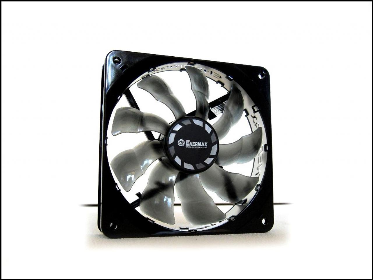[04/01/2012] Schwarz-weiße Corsair-500R-Casemod: Mehr Kontrast geht nicht (44)