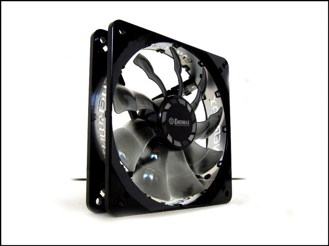 [04/01/2012] Schwarz-weiße Corsair-500R-Casemod: Mehr Kontrast geht nicht (45)