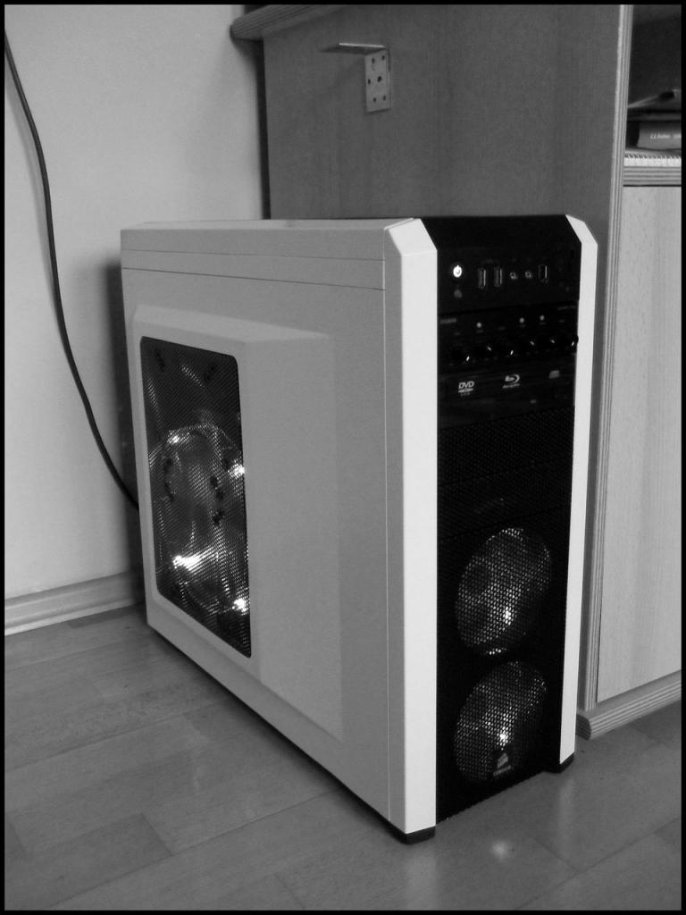 [04/01/2012] Schwarz-weiße Corsair-500R-Casemod: Mehr Kontrast geht nicht (48)