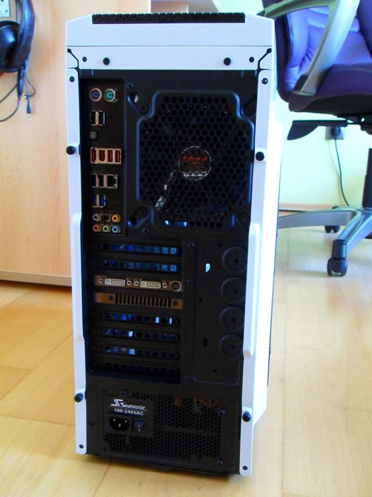 [04/01/2012] Schwarz-weiße Corsair-500R-Casemod: Mehr Kontrast geht nicht (49)