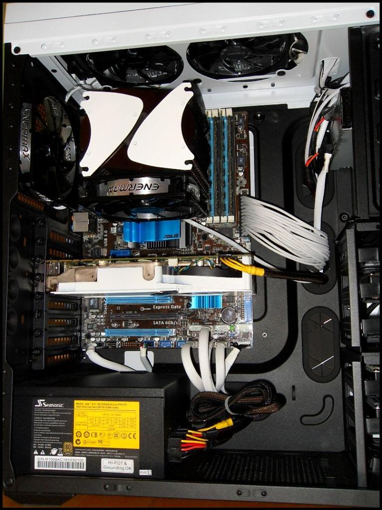 [04/01/2012] Schwarz-weiße Corsair-500R-Casemod: Mehr Kontrast geht nicht (57)
