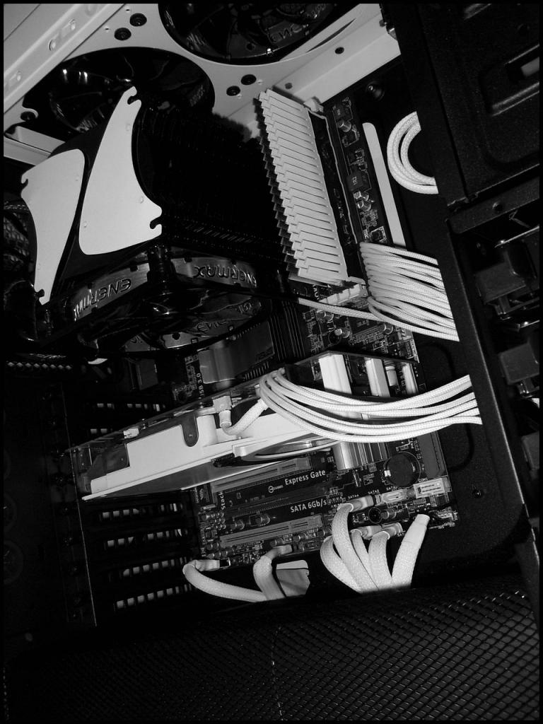 [04/01/2012] Schwarz-weiße Corsair-500R-Casemod: Mehr Kontrast geht nicht (68)
